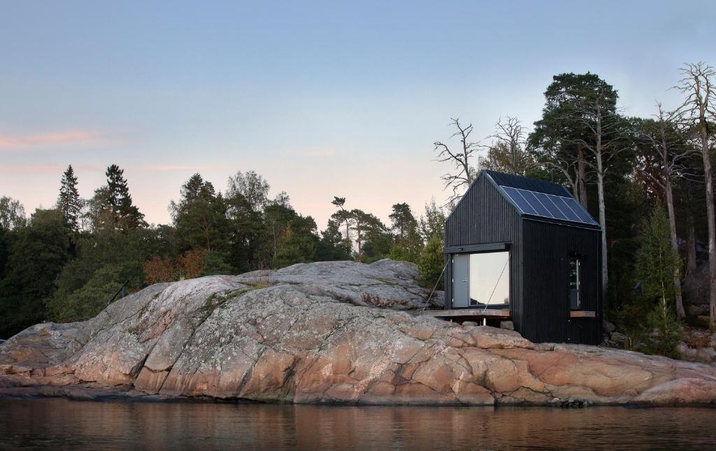 Off-grid cabin in the finnish archipelago